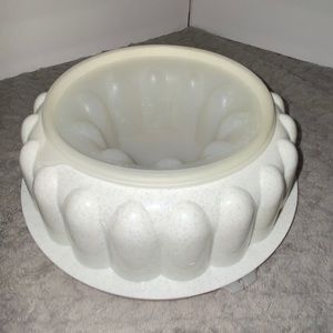 VTG Tupperware Jell-O Mold 3 pieces in like new conditions.